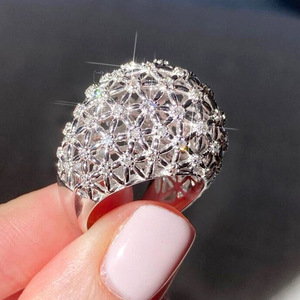 Anello con Design Floreale Traforato Stile Statement per Donne - Product Image 1