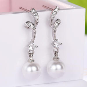 Elegantes Pendientes de Plata 925 Chapados en Oro Blanco con Perla Sintética Redonda AAA y Detalles de Diamantes para Mujer, Estilo Clásico de Boda - Product Image 3