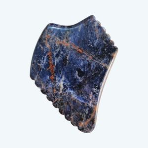 Outil de massage Gua Sha pour le visage en sodalite bleu foncé avec dents - Product Image 3