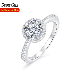 แหวนเพชรทรงกลม 1 กะรัต ประดับเพชรรอบวงแบบ Halo จาก Starsgem เพชรเพาะเลี้ยงในห้องปฏิบัติการ DEF VVS มอยส์ซาไนต์ เงินแท้ 925 สำหรับผู้หญิง สวมใส่ในโอกาสหมั้น แต่งงาน หรือเป็นแหวนแทนคำมั่นสัญญา - Product Image 1