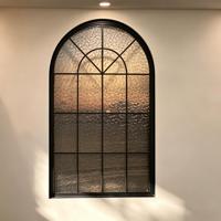 Fenêtre fixe en aluminium à rupture de pont thermique avec grille décorative, verre à contrôle solaire, design transitoire – Solution complète pour projets