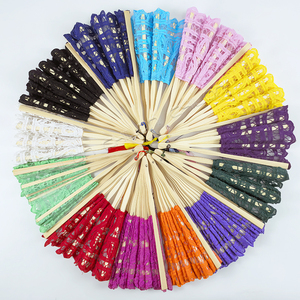 مروحة يدوية أنيقة من الدانتيل والقطن قابلة للطي - تصميم عتيق من الخيزران والحرير مع شراشيب مخصصة لحفلات الزفاف والرقص والهدايا - Product Image 4