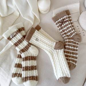 Chaussettes mi-mollet en polaire épaisse et chaude, rayées, pour dormir à la maison - Product Image 1