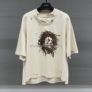 Nouveaux T-shirts pour Hommes en Coton Vintage à Double Encolure, Imprimés Designer, avec Empiècements de Tissu, Coupe Oversize, Motifs Graphiques et Effet Vieilli - Product Image 1