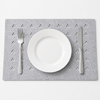 Décoration de table rectangulaire en feutre polyester découpée au laser à motifs floraux rouges