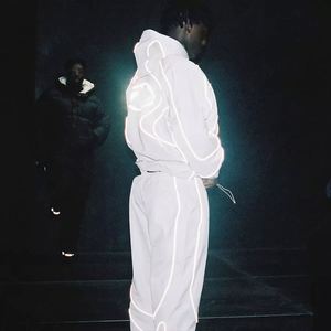 Completo da Uomo Personalizzato Riflettente 3M: Giacca Antivento Techwear e Joggers Larghi, Set Tuta Sportiva Streetwear che si Illumina al Buio per Br - Product Image 3