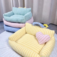 Canapé-lit pour animaux de compagnie en polaire rayé, avec rebord haut, coussin chaud pour chats et petits chiens, pour dormir en intérieur