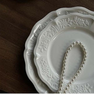 Assiette en céramique blanche à motifs floraux en relief, moderne et exquise, de 10 pouces, idéale pour les mariages occidentaux - Product Image 3