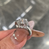 Bague en or 14 carats Good Century avec diamant de laboratoire taille ronde, double sangle torsadée, grappe florale et accents baguette – Bijou de luxe