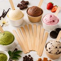 Bâtonnets de crème glacée aromatisés en bois, disponibles en plusieurs saveurs, à associer librement avec la crème glacée pour un mélange de saveurs délicieux.
