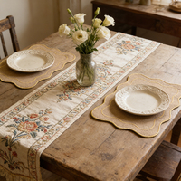 Set de table rectangulaire en jute à bords festonnés 30x45cm avec bordure brodée dorée pour la salle à manger, les mariages et la décoration intérieure