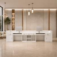 Bureau d'accueil moderne blanc brillant, structure démontable, bande LED bleue, double niveau, pente incurvée pour bureau d'entreprise, personnalisable OEM