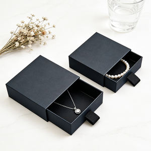 Scatole Regalo Personalizzate in Carta Kraft con Logo in Rilievo per Profumi e Gioielli - Product Image 1