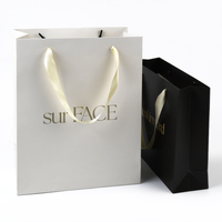 Sacs shopping personnalisés en papier mat blanc et noir avec logo doré pour emballage de cadeaux et vêtements, faible MOQ, OEM, vente en gros