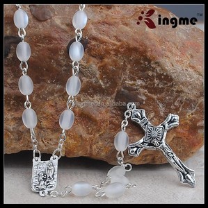 Collana Rosario Cattolico con Perle Bianche Occhio di Gatto Uniche, Medaglia Sacra e Croce - Product Image 4