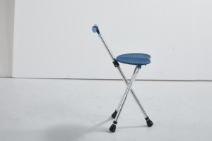 Canne de marche compacte pliable en aluminium avec siège, trois pieds antidérapants en caoutchouc, conception anti-basculement, capacité de charge de 250 lb, certifiée CE - Product Image 2
