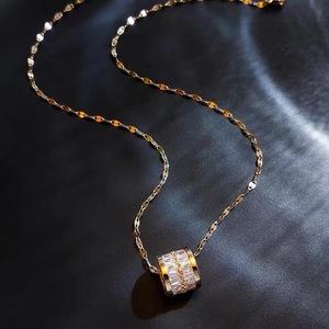 Collar con colgante geométrico dorado con micro circonitas y cadena para la clavícula, ideal para fiestas y como joya de moda. - Product Image 3