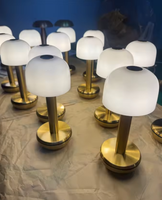 Lampe de table tactile sans fil rechargeable à LED, abat-jour blanc, finition laiton, éclairage d'ambiance portable à intensité variable pour restaurant