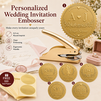 Timbres en relief personnalisés avec initiales ou motifs - parfaits pour les cadeaux de mariage, les décorations de table et les invitations.
