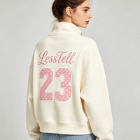 Sweatshirt Kerah Resleting Krem LTD-H1166 dengan Aplikasi Polkadot dan Angka, Detail Tulisan di Belakang, Potongan Longgar, Gaya Kolej yang Berkelas