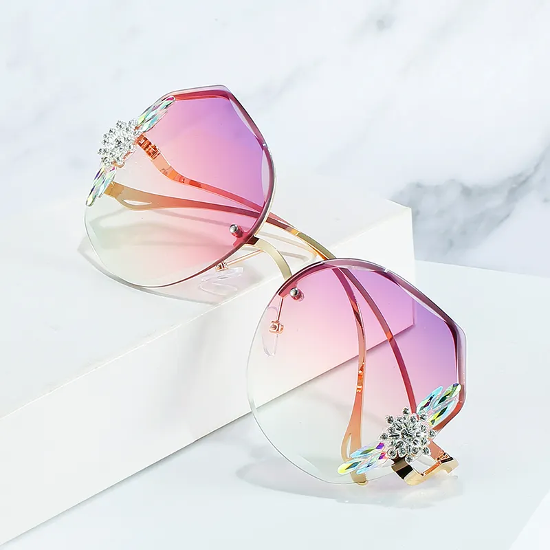 L901045 2022 New Luxury Diamond Flower Rhinestone Rimless Shades Sunglasses Women Brand Designer Fashion UV400 Sun glasses