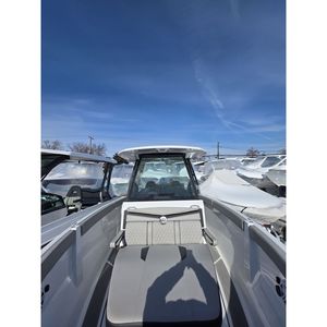 Bateau haute performance 2026 Monterey 25 avec coque en fibre de verre, moteur et une largeur de 8'6 - Product Image 2