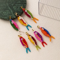 Breloque de poisson perlée |   Pendentif poisson en perles colorées fait main avec fermoir mousqueton en or PVD 18 carats pour breloque de sac, porte-clés et fabrication de bijoux