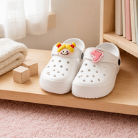Breloques de chaussures 3D personnalisées pour filles, motif dessin animé, avec chaînes à boutons et décorations florales, en PVC, design à trous pour chaussures à trous