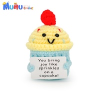 Jouet en peluche amigurumi fait main au crochet en forme de donut et de cupcake pour la décoration de comptoir de pâtisserie ou de café