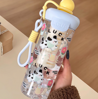 Mug isotherme en plastique tendance pour l'été, avec infuseur à thé, grande capacité, anti-fuite, paille intégrée, portable et élégant pour étudiants