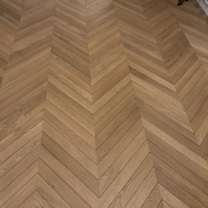 Plancher en chêne contrecollé multicouche FSC, embossé EIR, raclé à la main, qualité AB, ignifuge, 15 mm, motif chevron, pour chambre à coucher - Product Image 1