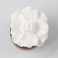 Diffuseur d'huiles essentielles en plâtre aromatique sur base bois, fleur en céramique parfumée faite à la main, désodorisant d'ambiance en porcelaine pour la maison