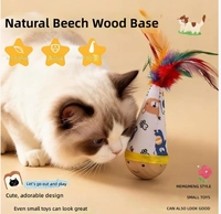 Jouet pour chat en bois Roly-Poly avec plume et clochette pour chatons, personnalisable avec logo OEM, marque privée, commande en gros, faible MOQ, fournisseur d'articles pour animaux de compagnie