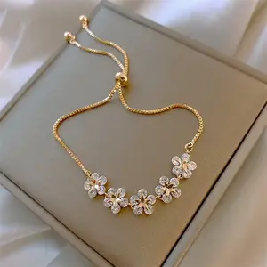 Amostras grátis Elegante Embutidos Rhinestone Coreano Pulseiras Cor Do Ouro Flor Charm Bracelet