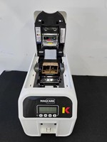 Impresora de Tarjetas de Identificación Magicard K Fácil de Usar, Impresora Térmica de 600DPI con Panel Simple para Impresión de Tarjetas en Pequeñas Empresas, Oficinas y Tiendas