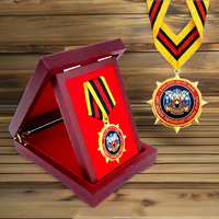 Badge sportif personnalisé en métal plaqué or, moulé sous pression, avec barrette à ruban, dans une boîte en bois, pour souvenir