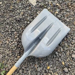 Высококачественная пластиковая лопата для уборки снега с индивидуальным логотипом и <span class=keywords><strong>OEM</strong></span>-сервисом, длинная пластиковая лопата для снега с деревянной ручкой для фермерских хозяйств - Product Image 6