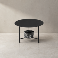 Table basse ronde sculpturale Noir Grand Siècle avec base tambour en pierre sablée noire, design de luxe personnalisable