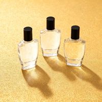 Bouteille de parfum en verre plat de luxe de 30ml 50ml avec pulvérisateur à pompe rechargeable Design unique compatible avec le diffuseur à roseaux
