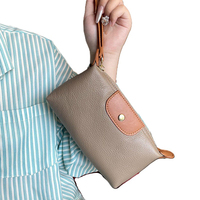 Dompet Clutch Kulit Sapi Asli Dua Warna Kontras dengan Tali Pergelangan Tangan dan Ritsleting Atas untuk Wanita