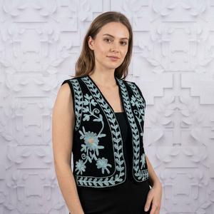 Eleve su colección de moda con este elegante chaleco corto bordado a mano, diseñado para fusionar la artesanía tradicional. - Product Image 1