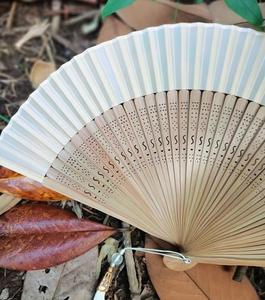 Éventail en bambou classique personnalisé, écologique, à graver soi-même avec le nom des mariés, motif floral traditionnel, date de mariage, sac cadeau pour les jeunes mariés - Product Image 6