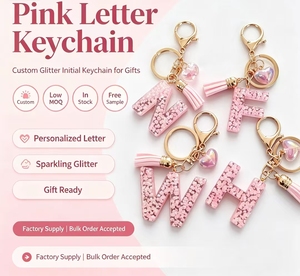 Portachiavi con Lettera Glitterata Rosa, Nappa e Ciondolo a Cuore, Accessorio Personalizzato con Iniziale per Borse e Chiavi - Product Image 1