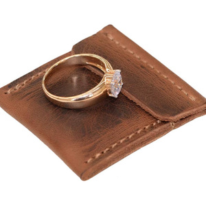 Bolsa de almacenamiento de anillos de cuero estilo retro europeo y americano, bolsa de embalaje para joyas, bolsa para anillos de compromiso, bolsa para anillos de pareja. - Product Image 2