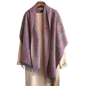 Chal de Viaje con Estampado Étnico Paisley y Borlas, Ligero y Versátil para Mujer - Product Image 5