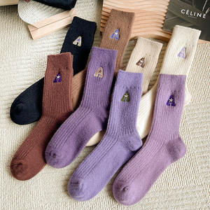 Chaussettes d'hiver pour femmes, logo brodé, coton épais, chaudes, unies, douces et moelleuses - Product Image 1
