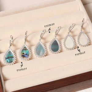 Boucles d'oreilles goutte d'eau à la mode pour femmes, boucles d'oreilles plaquées argent hypoallergénique en acier inoxydable, bijoux minimalistes pour un usage quotidien - Product Image 4