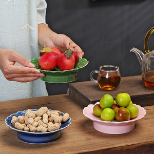 Assiette à fruits en céramique rétro chinoise à pied haut, forme irrégulière, en porcelaine faite à la main pour la décoration de la maison et des fêtes - Product Image 3