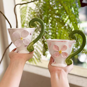 Tasse en céramique peinte à la main avec motif floral, poignée en forme <span class=keywords><strong>de</strong></span> vigne verte à fleurs <span class=keywords><strong>de</strong></span> cerisier en relief, style esthétique frais, vaisselle. - Product Image 4