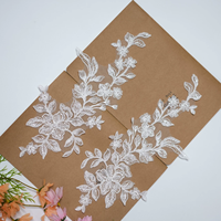Applique florale luxueuse en dentelle cordonnée brodée de perles pour voile de mariée et robe